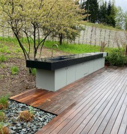 Cucina da esterno in granito nero Nero Assoluto in giardino – design esterno di Gasser Naturstein