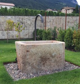 Antica fontana storica in granito con rubinetto da giardino all'aperto, realizzata e restaurata da Gasser Naturstein a Barbian, Alto Adige. | © ©Gasser Naturstein