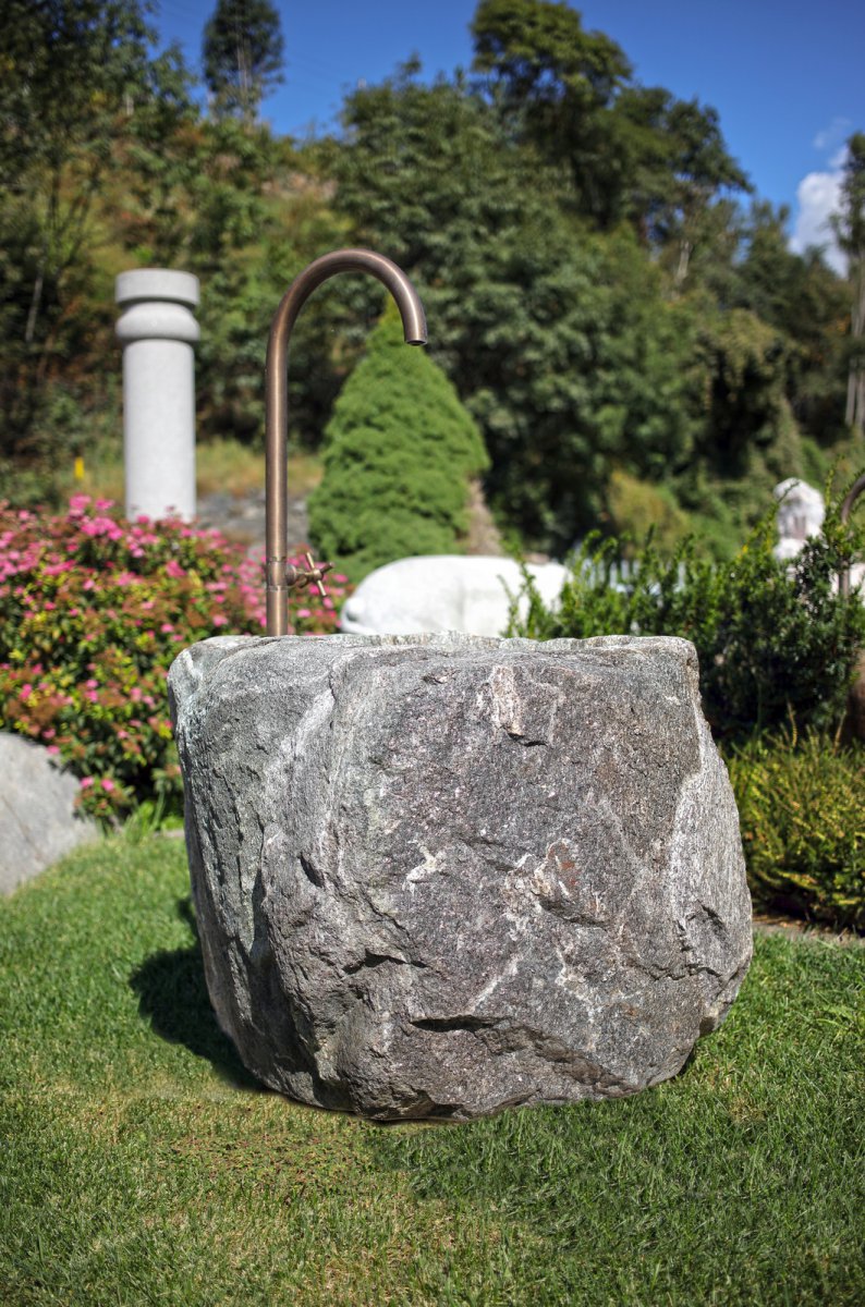 Handgefertigter Findlingsbrunnen aus natürlichem Findlingsstein als idyllisches Wasserspiel im Garten und Außenbereich. | © ©Gasser Naturstein