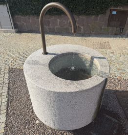 gräulicher Moderner Granitbrunnen, Sonderanfertigung | © ©Gasser Naturstein
