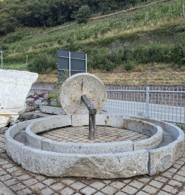 Gartenbrunnen Naturstein und Steinbrunnen mit Wasserhahn - Gasser Naturstein | © ©Gasser Naturstein
