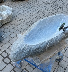Custom manufacturing and individual production of a natural stone washbasin made from regional gneiss in the workshop of Gasser Naturstein in Barbian, South Tyrol. | © ©Gasser Naturstein