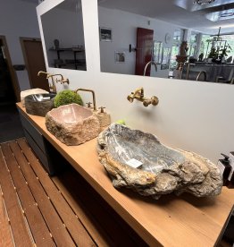 Wide selection of handmade natural stone washbasins made from hard rock and marble on display at the Gasser Naturstein exhibition in Barbian, South Tyrol. | © ©Gasser Naturstein