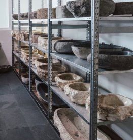 View of the Gasser Naturstein showroom in Barbian featuring a wide selection of handmade natural stone washbasins crafted from granite, gneiss, and marble. | © ©Gasser Naturstein