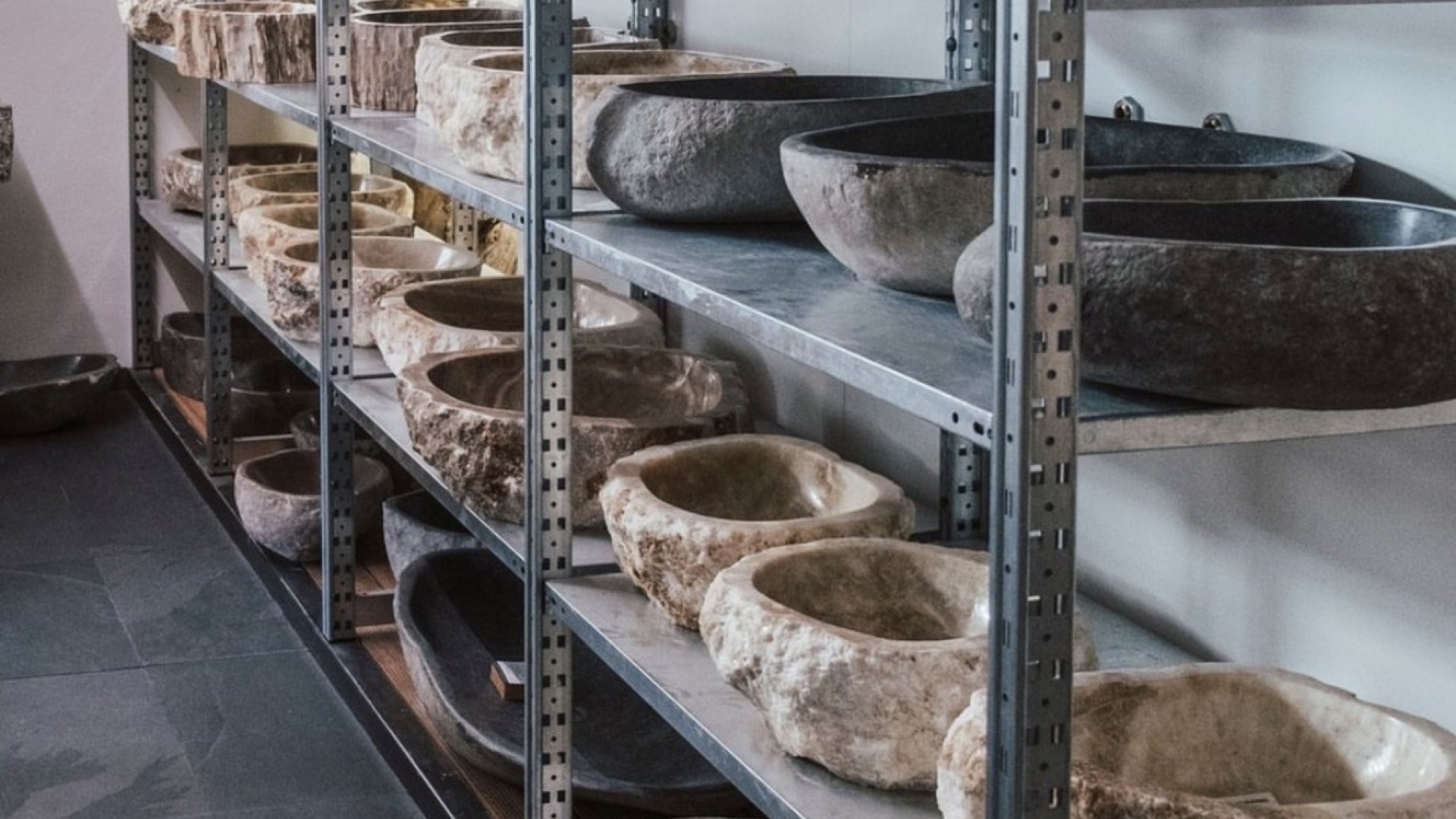 View of the Gasser Naturstein showroom in Barbian featuring a wide selection of handmade natural stone washbasins crafted from granite, gneiss, and marble. | © ©Gasser Naturstein