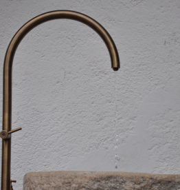 Individuell gefertigter Outdoor-Wasserhahn als maßgeschneiderte Sonderanfertigung für den Garten und den Außenbereich. | © ©Gasser Naturstein