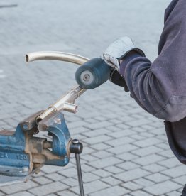Handwerkliche Produktion und traditionelle Herstellung eines maßgefertigten Wasserhahns direkt in der Werkstatt. | © ©Gasser Naturstein