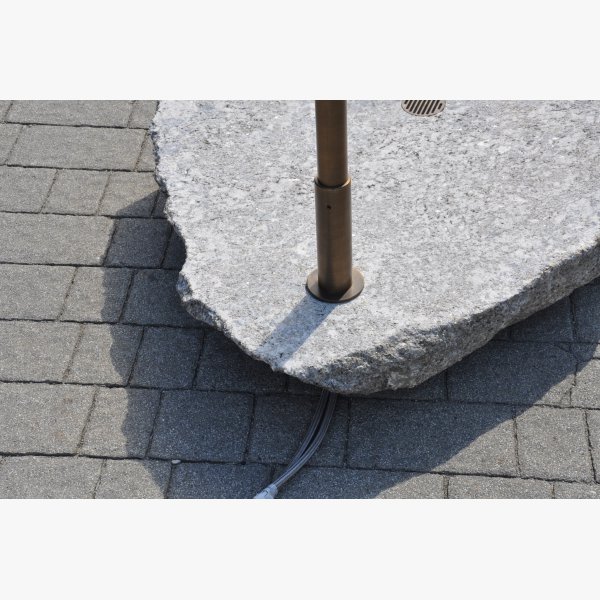 Doccia esterna con acqua calda e fredda