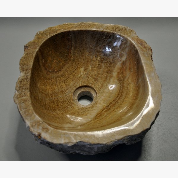 Wash basin in onyx