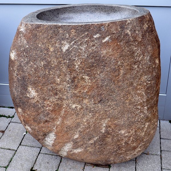 Ice fountain, kneip pool in basalt