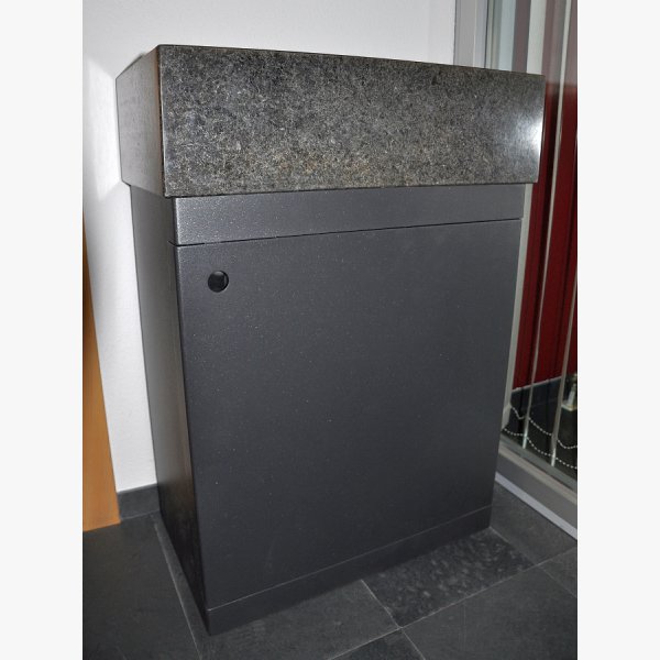 Wash basin made of Nero Assoluto with steel furniture