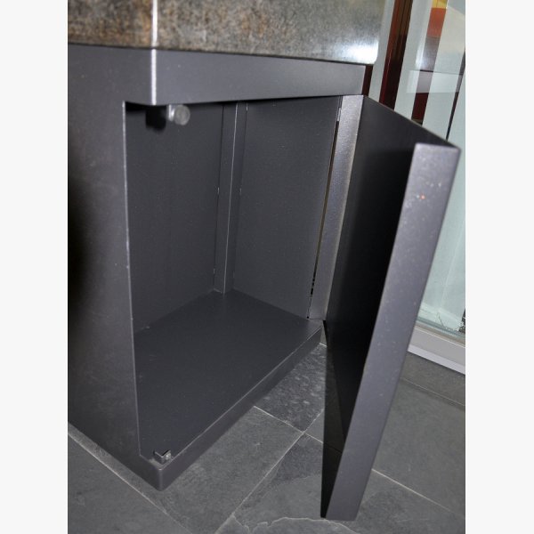 Wash basin made of Nero Assoluto with steel furniture