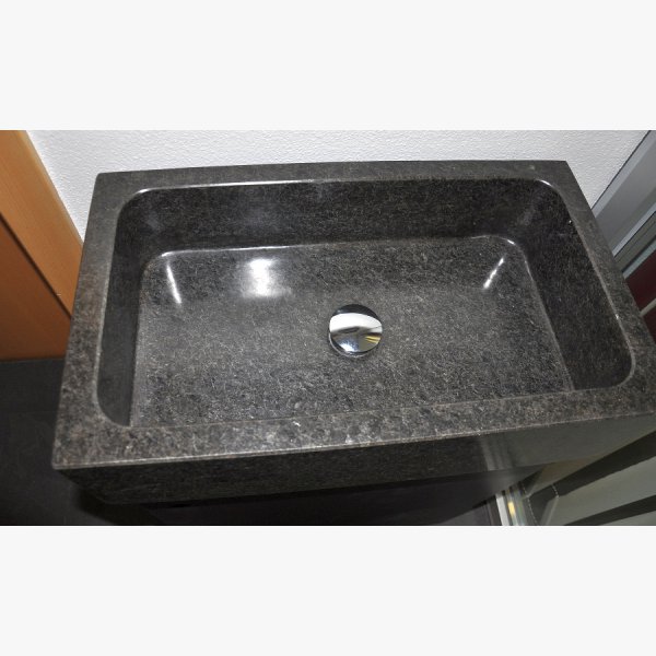 Wash basin made of Nero Assoluto with steel furniture