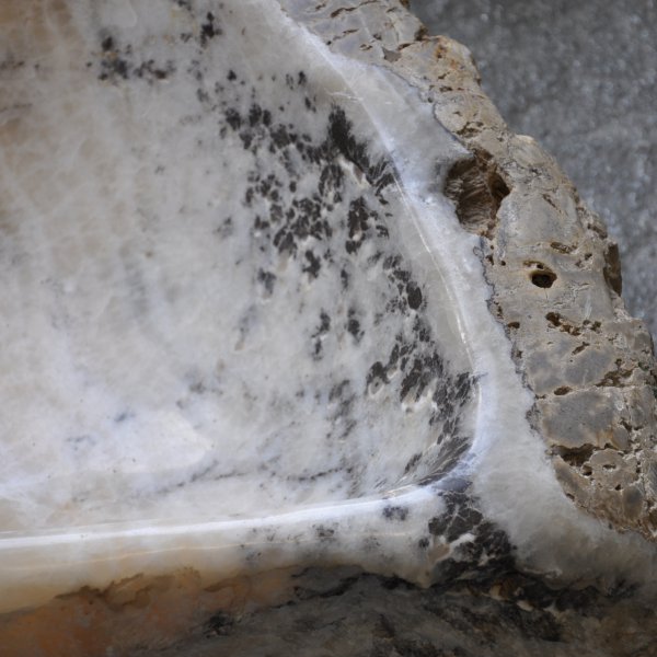 Washbasin in onyx
