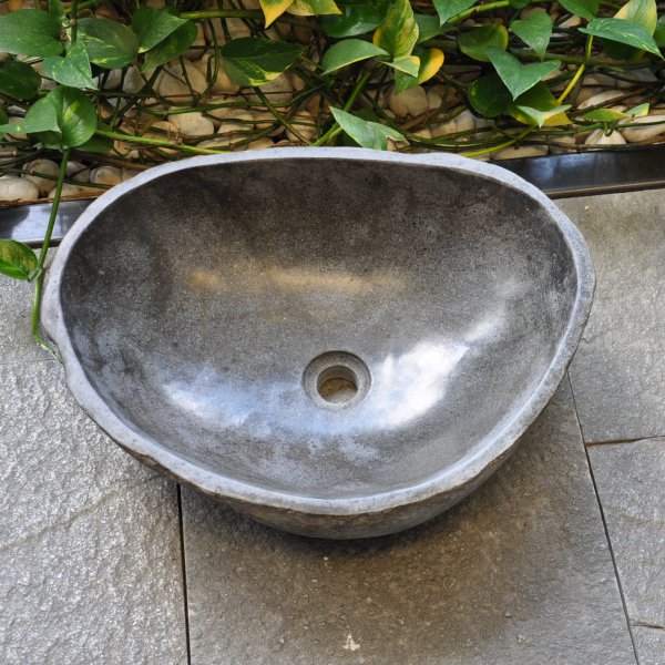 Graues Waschbecken aus Basalt