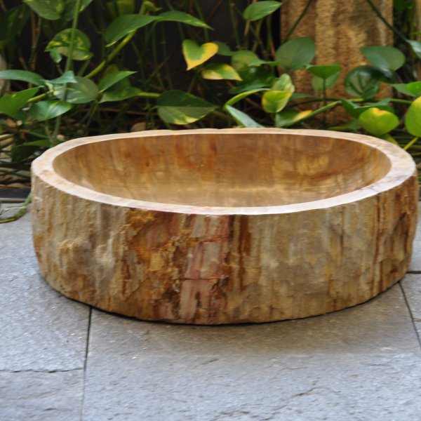 Waschbecken aus versteinertem Holz