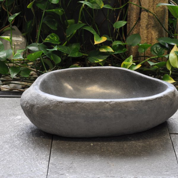 Waschbecken aus einem grauen Basalt
