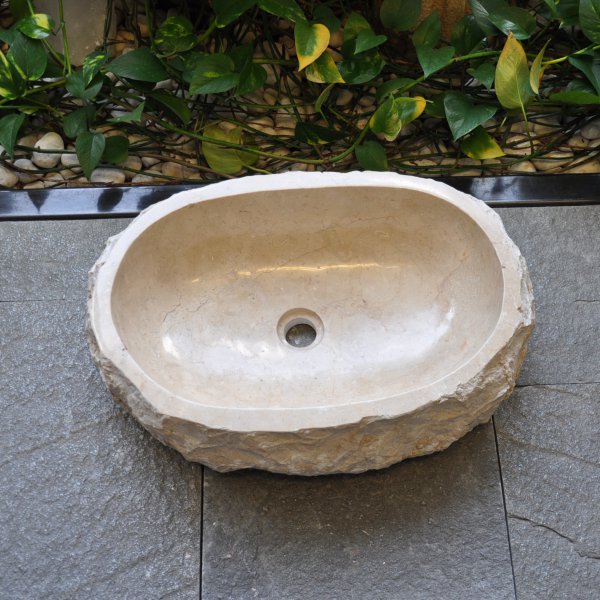 Modernes Waschbecken aus Naturstein