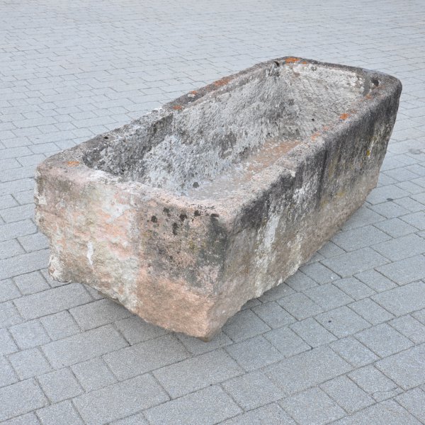 antiker Porphyr Brunnen mit Jahreszahl „1867“