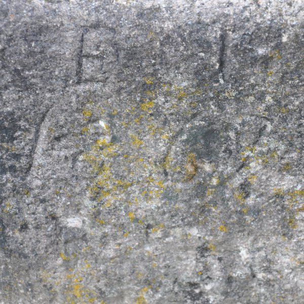 antiker Porphyr Brunnen mit Jahreszahl „1867“