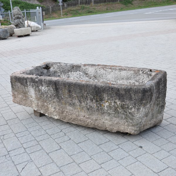 antiker Porphyr Brunnen mit Jahreszahl „1867“