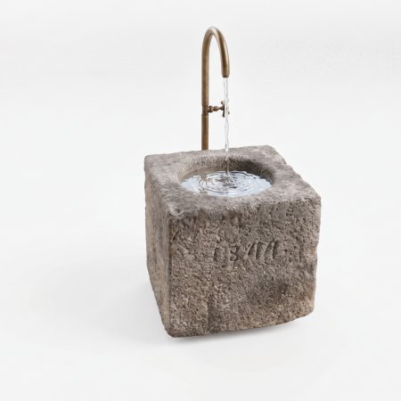 Antiker gräulicher Mörser umgerüstet zu einem Natursteinbrunnen aus Granit mit der Jahreszahl 1844