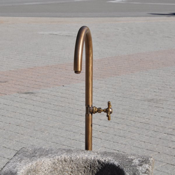 Antiker gräulicher Mörser umgerüstet zu einem Natursteinbrunnen aus Granit mit der Jahreszahl 1844