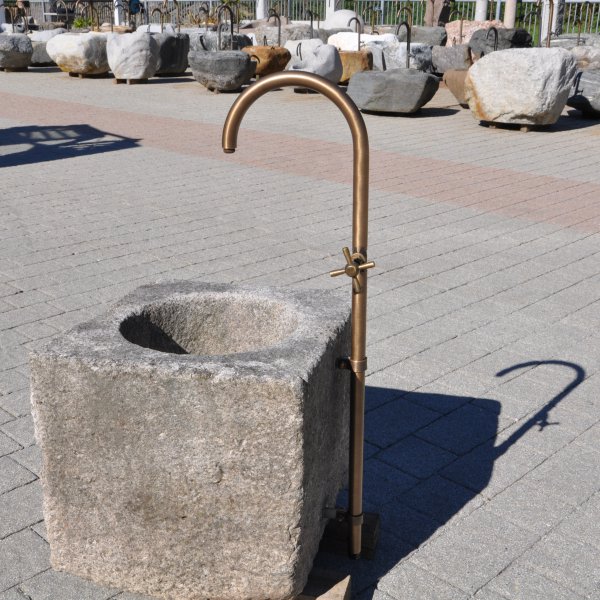 Antiker gräulicher Mörser umgerüstet zu einem Natursteinbrunnen aus Granit mit der Jahreszahl 1844
