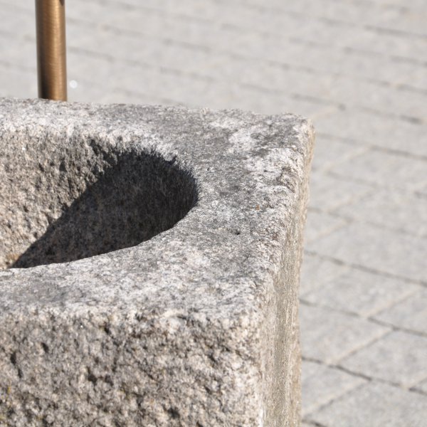 Antiker gräulicher Mörser umgerüstet zu einem Natursteinbrunnen aus Granit mit der Jahreszahl 1844