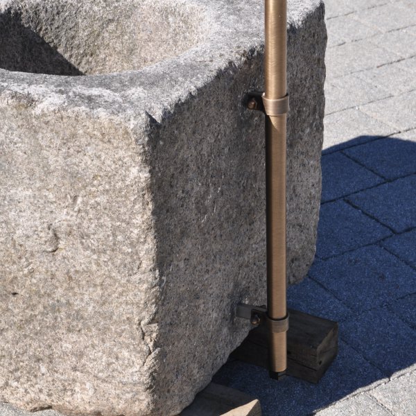 Antiker gräulicher Mörser umgerüstet zu einem Natursteinbrunnen aus Granit mit der Jahreszahl 1844