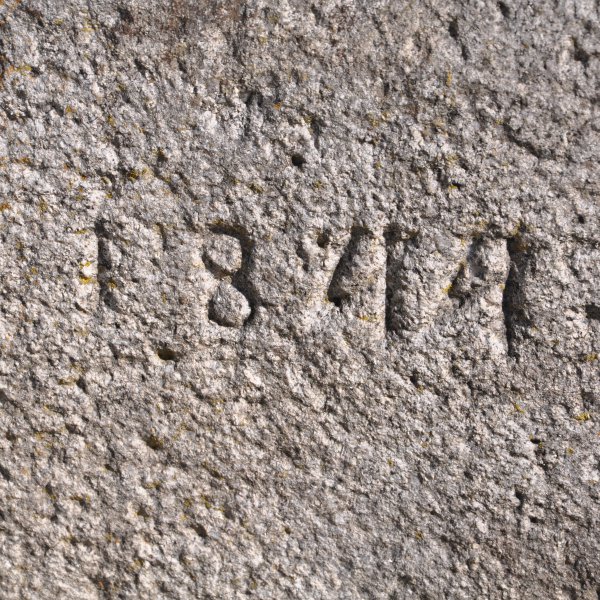 Antiker gräulicher Mörser umgerüstet zu einem Natursteinbrunnen aus Granit mit der Jahreszahl 1844