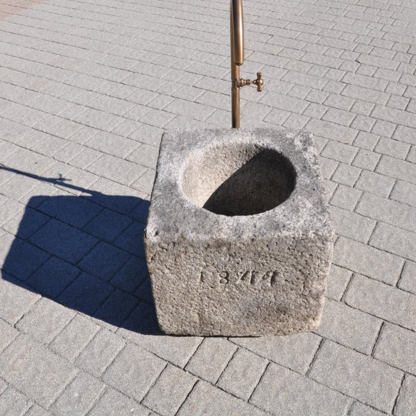 Antiker gräulicher Mörser umgerüstet zu einem Natursteinbrunnen aus Granit mit der Jahreszahl 1844