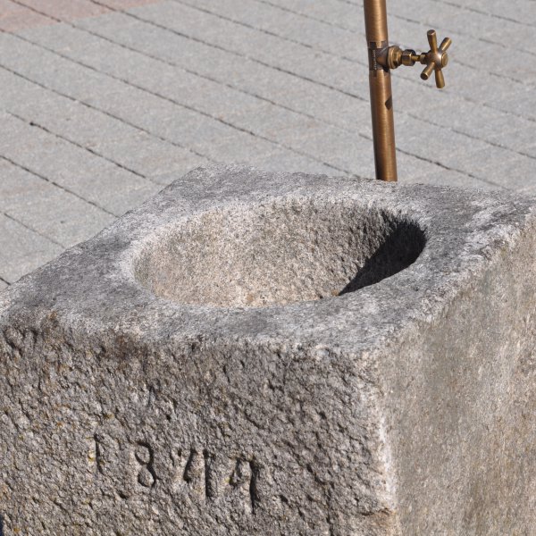 Antiker gräulicher Mörser umgerüstet zu einem Natursteinbrunnen aus Granit mit der Jahreszahl 1844