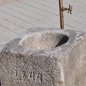 Antiker gräulicher Mörser umgerüstet zu einem Natursteinbrunnen aus Granit mit der Jahreszahl 1844