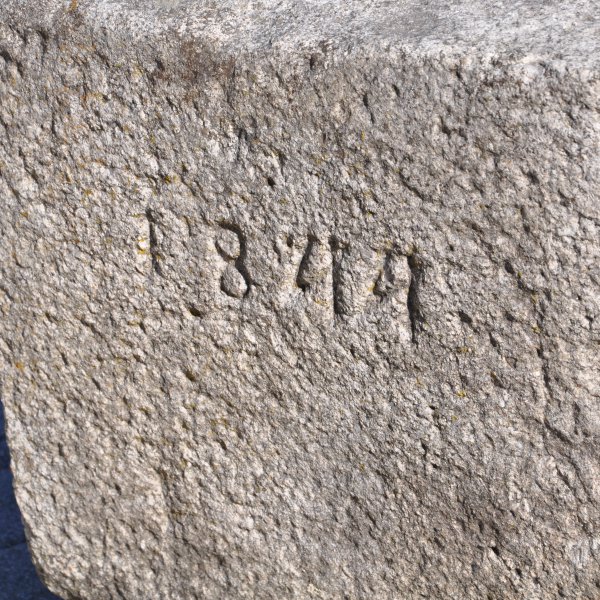 Antiker gräulicher Mörser umgerüstet zu einem Natursteinbrunnen aus Granit mit der Jahreszahl 1844