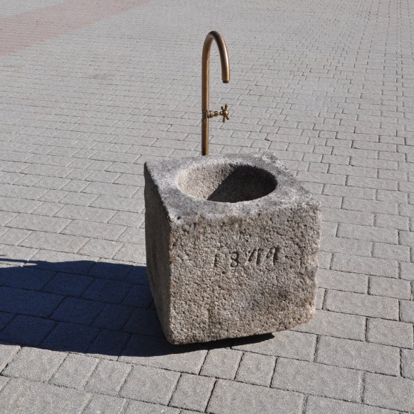 Antiker gräulicher Mörser umgerüstet zu einem Natursteinbrunnen aus Granit mit der Jahreszahl 1844 | © ©Gasser Naturstein