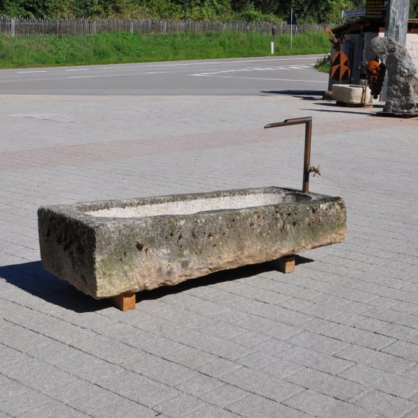 Old feeding trough converted into a natural stone garden fountain | © ©Gasser Naturstein