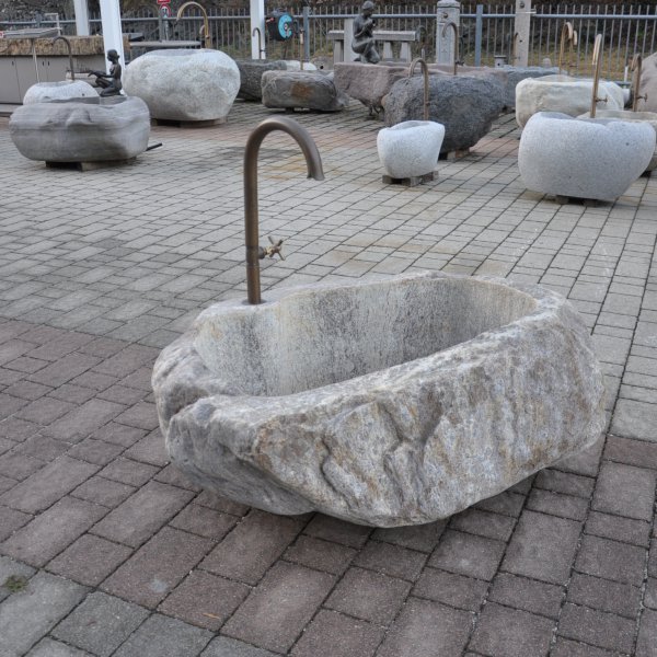 Quarzit Brunnen aus dem Meraner Raum mit einem Rose´ Ton | © Gasser Naturstein