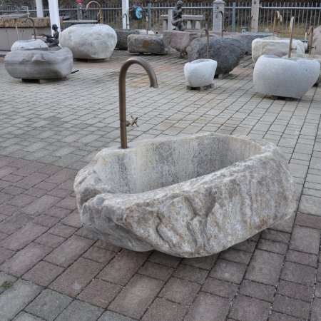 Quarzit Brunnen aus dem Meraner Raum mit einem Rose´ Ton | © Gasser Naturstein