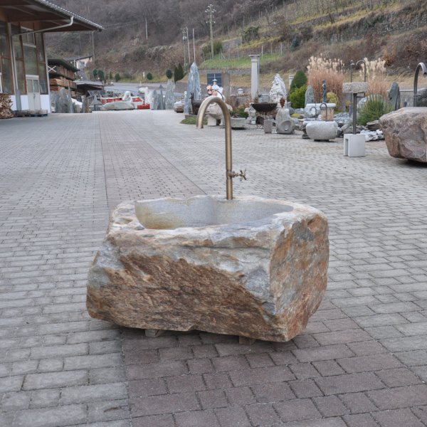Südtiroler Natursteinbrunnen aus Passeirer Gneis - Eigenanfertigung aus Südtiroler Material | © © Gasser Naturstein GmbH