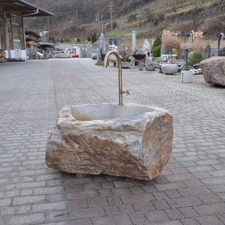 Südtiroler Natursteinbrunnen aus Passeirer Gneis - Eigenanfertigung aus Südtiroler Material | © © Gasser Naturstein GmbH
