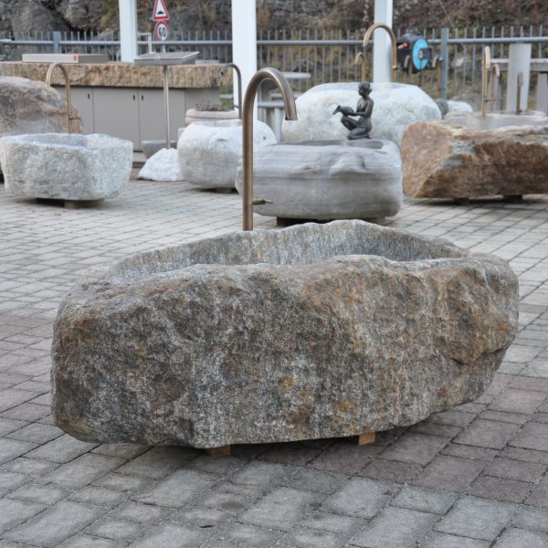 Südtiroler Natursteinbrunnen aus Passeirer Gneis - Eigenanfertigung aus Südtiroler Material | © © Gasser Naturstein GmbH