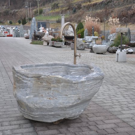 Südtiroler Natursteinbrunnen aus Passeirer Gneis mit Quarzadern durchzogen - Eigenanfertigung aus Südtiroler Material | © © Gasser Naturstein GmbH
