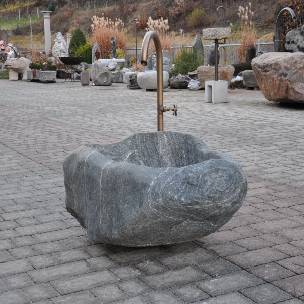 Südtiroler Natursteinbrunnen aus Passeirer Gneis - Eigenanfertigung aus Südtiroler Material - Hangefertigt | © © Gasser Naturstein GmbH