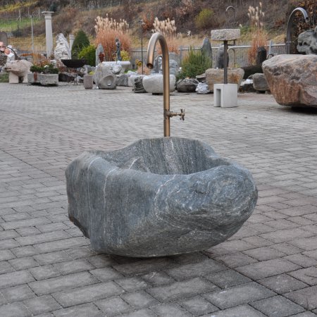 Südtiroler Natursteinbrunnen aus Passeirer Gneis - Eigenanfertigung aus Südtiroler Material - Hangefertigt | © © Gasser Naturstein GmbH