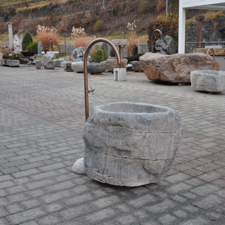 grauer Passeirer Gneis Brunnen - Handgefertigt in unserer Produktion | © © Gasser Naturstein GmbH