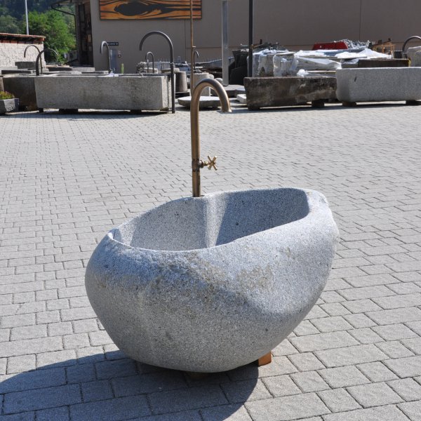 Brunnen aus Granit. Regionaler Brunnen von Gasser Naturstein Angefertigt