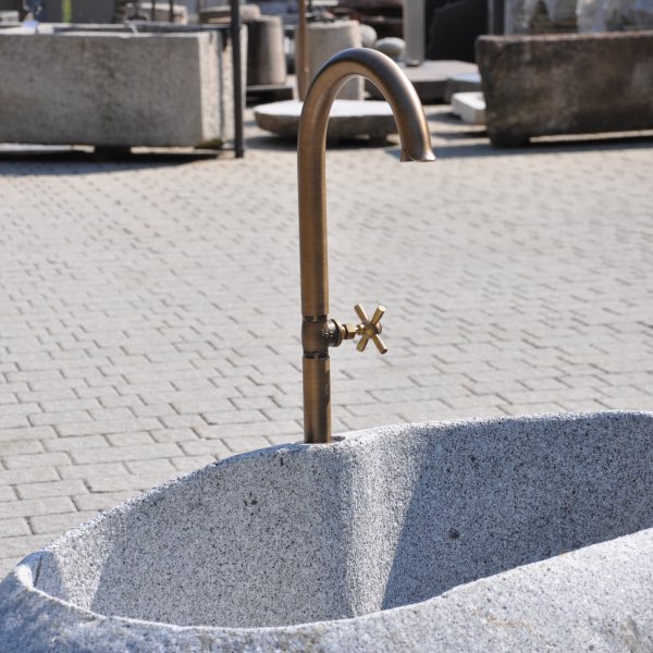 Maßgeschneiderte Brunnen-Wasserhähne für dicke Steinwände. Individuelle Gewindeverlängerung & Rosetten nach Kundenmaß. Handwerkliche Perfektion!