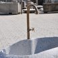 Maßgeschneiderte Brunnen-Wasserhähne für dicke Steinwände. Individuelle Gewindeverlängerung & Rosetten nach Kundenmaß. Handwerkliche Perfektion!