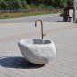Natursteinbrunnen aus Brixner Granit mit einer individuellen Wasserhahn.